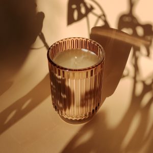 Luksusowa świeca sojowa w eleganckim, bursztynowym szkle z żłobionym wzorem