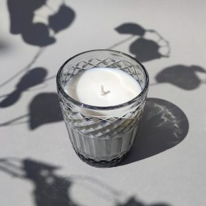 Świeca sojowa w eleganckim szklanym naczyniu z tłoczonym wzorem