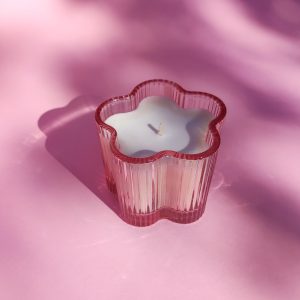 Świeca sojowa o wyjątkowym, kwiatowym kształcie w różowym, żłobionym naczynku