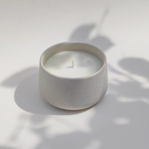 Naturalna świeca sojowa w minimalistycznym ceramicznym naczyniu