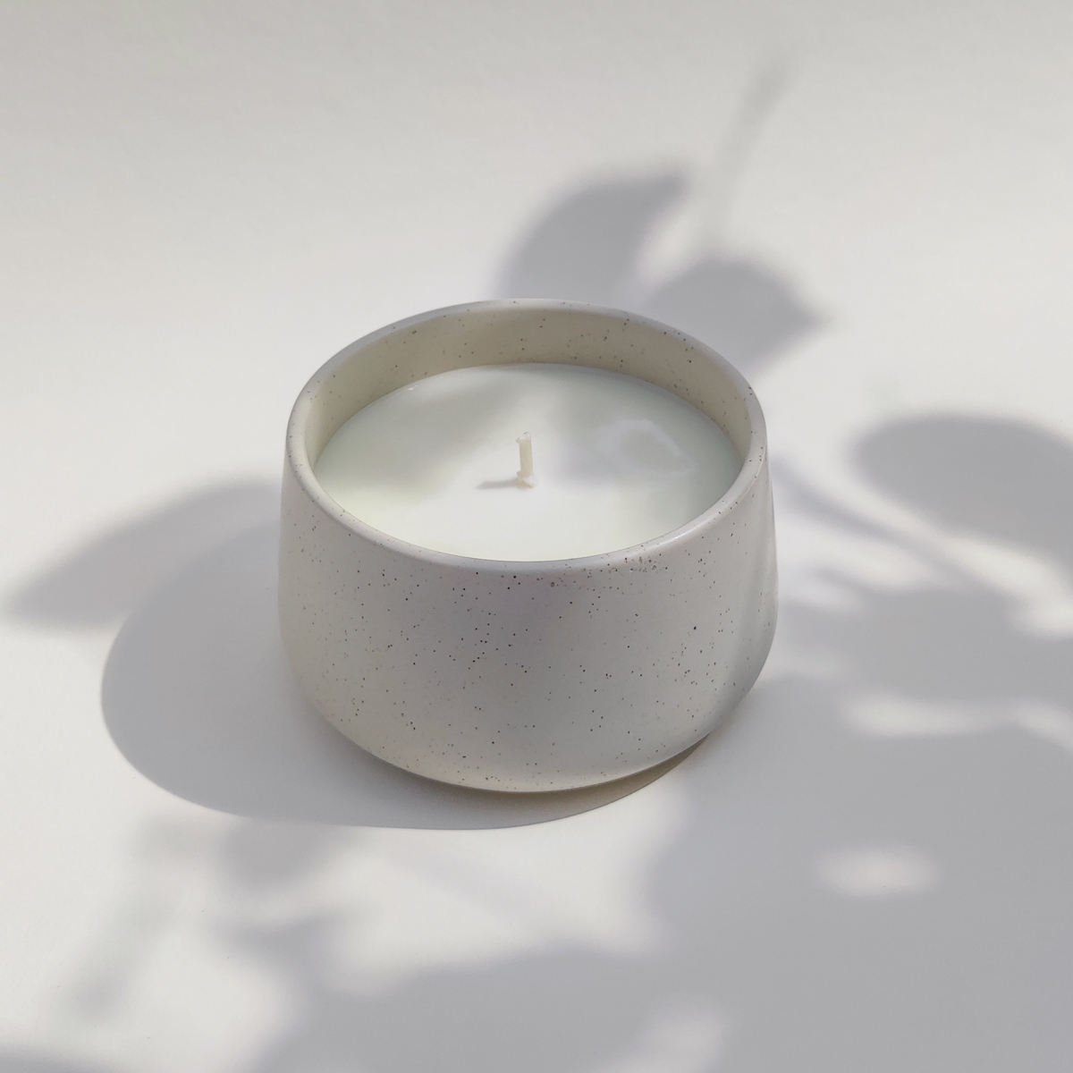 Naturalna świeca sojowa w minimalistycznym ceramicznym naczyniu